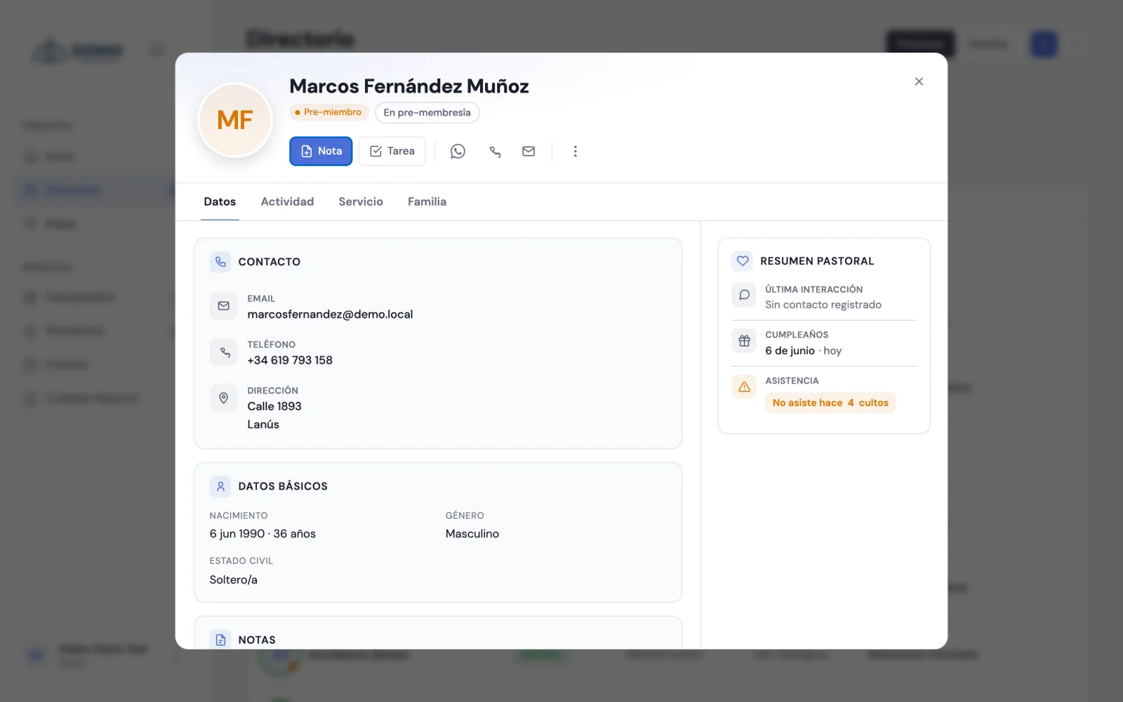 La ficha de una persona con sus pesta&ntilde;as Datos, Actividad, Servicio y Familia